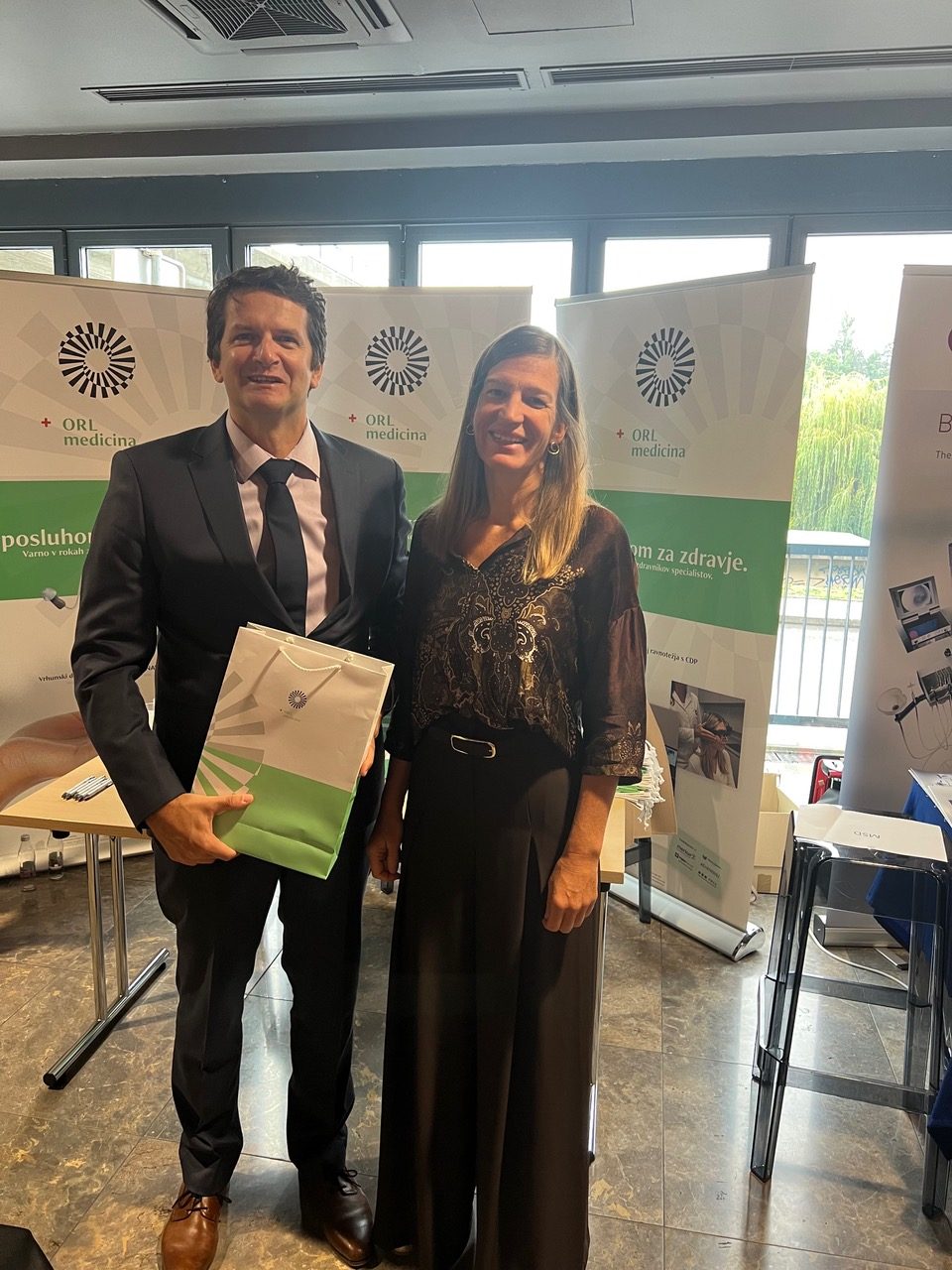 Doc. dr. Robert Šifrer, predstojnik Klinike za otorinolaringologijo in cervikalno kirurgijo UKC Ljubljana, ter dr. Katja Kladnik Stabej, dr. med., specialistka otorinolaringologije